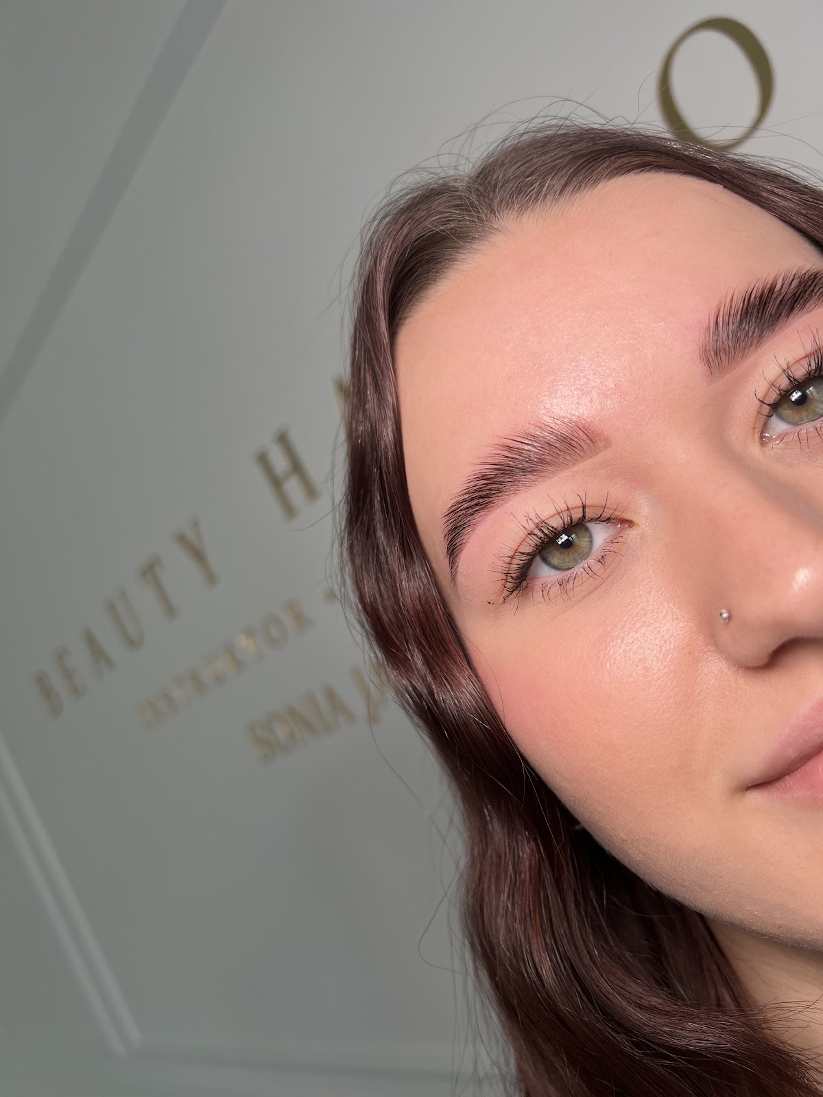 Laminacja brwi i delikatne rzęsy - efekt w Beauty Harmony